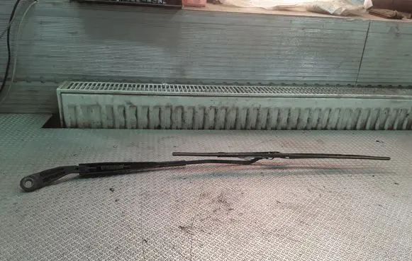 Windshield/front glass wiper blade