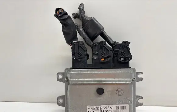 Nissan Juke I F15 Engine control unit/module MEC940040 235261