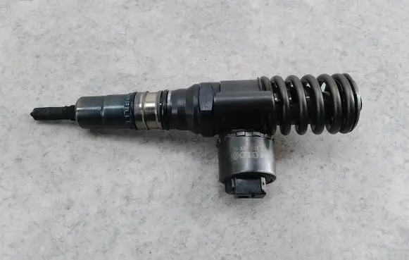 Audi A6 S6 C6 4F Fuel injector 