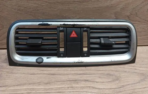 Skoda Fabia Mk2 (5J) Dash center air vent grill 5J0820951S