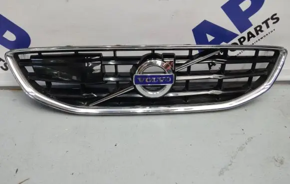 Volvo V40 Front bumper upper radiator grill 31353127 31301893 31301892