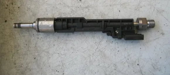 BMW X5 F15 Fuel injector 7639994