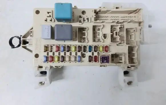 Toyota Corolla Verso AR10 Fuse module 892210F010