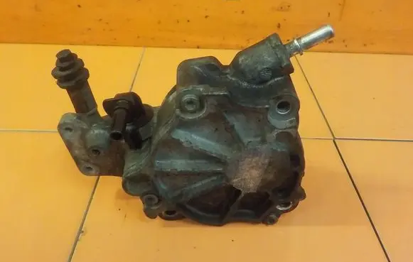 Ford Mondeo MK IV Vacuum pump D171B1C1 D171B 1C1