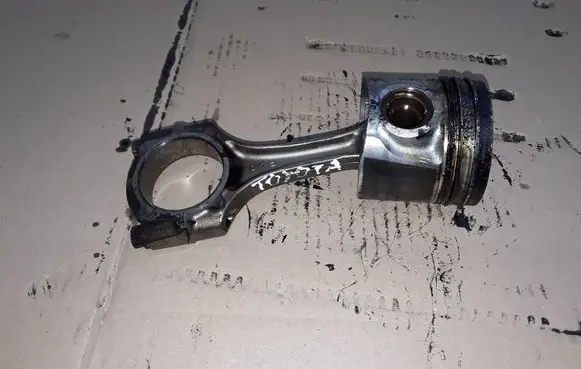 Toyota Avensis T220 Piston with connecting rod 82L73 M071