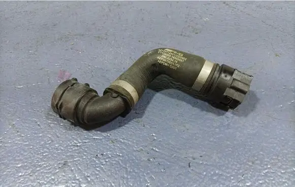 Mercedes-Benz AMG GT R190 C190 Engine coolant pipe/hose A2135012901
