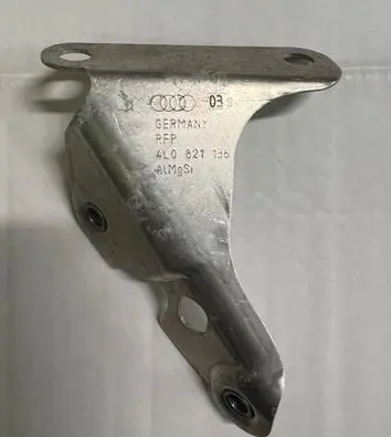 Audi Q7 4L Fender mounting bracket 4L0821136