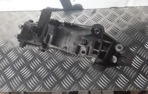 Nissan Qashqai A/C compressor mount bracket 117103703R