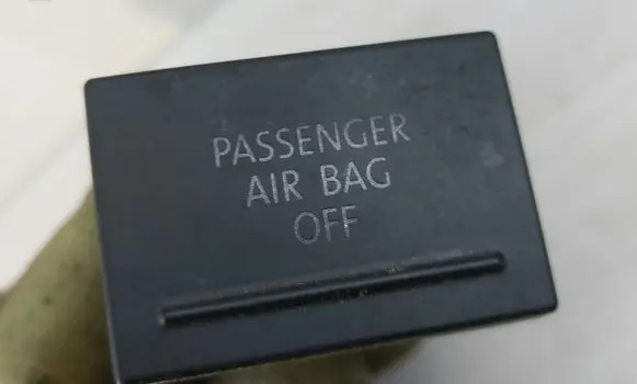 Volkswagen Touareg I Passenger airbag on/off switch 