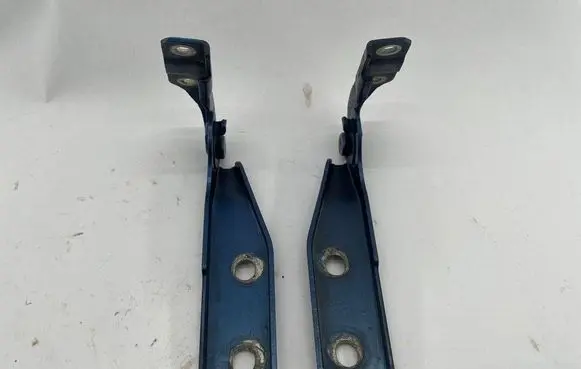 Audi A3 S3 8P Engine bonnet/hood hinges 8P0823301 8P0823302