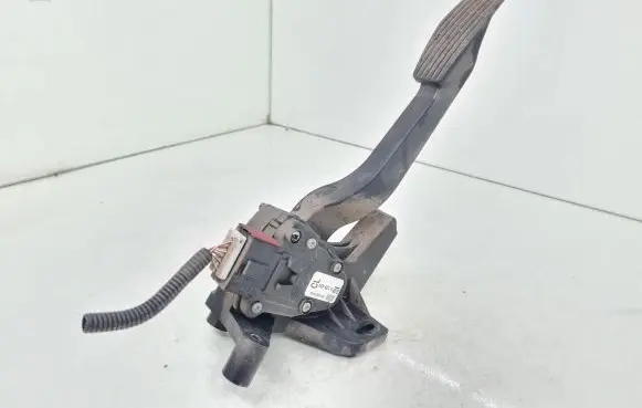 Opel Tigra B Accelerator throttle pedal 9129423