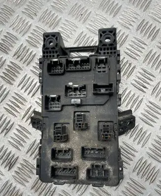 Toyota Avensis T220 Fuse module 8273005010