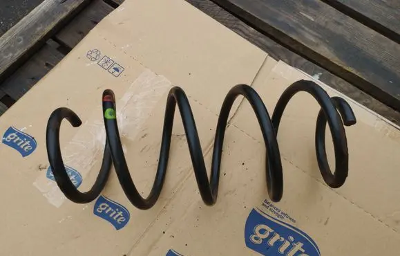 Volkswagen Polo IV 9N3 Front coil spring