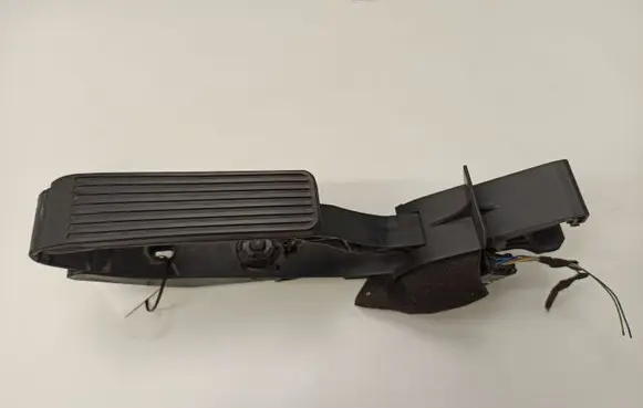 Mercedes-Benz E W211 Accelerator throttle pedal A2113000404 A2113010001