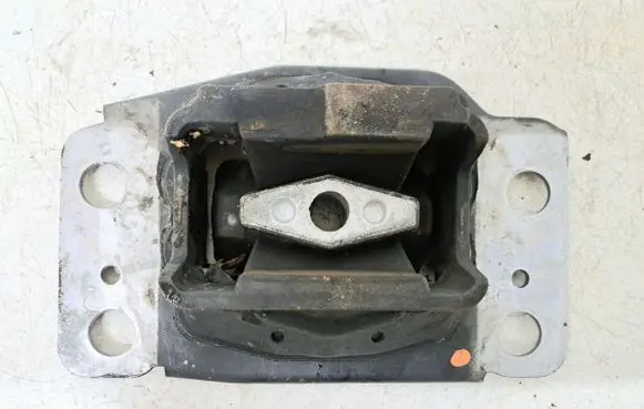 Volvo V70 Engine mount bracket