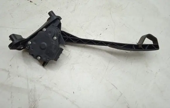 Accelerator throttle pedal