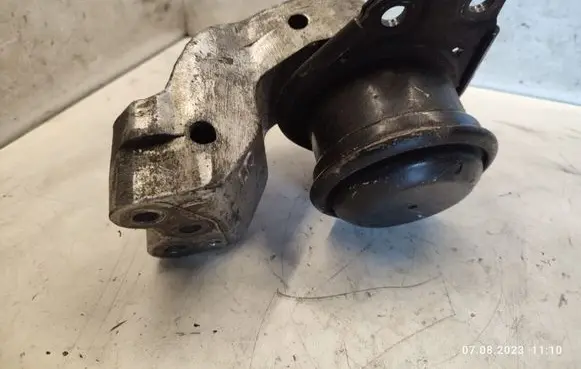 Volvo S40, V40 Engine mount bracket 30611472