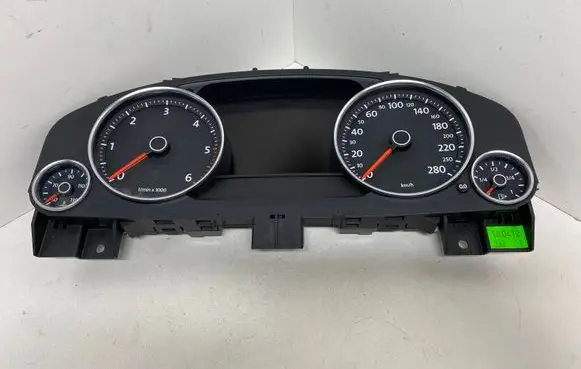 Volkswagen Touareg II Speedometer (instrument cluster) 7P6920880D