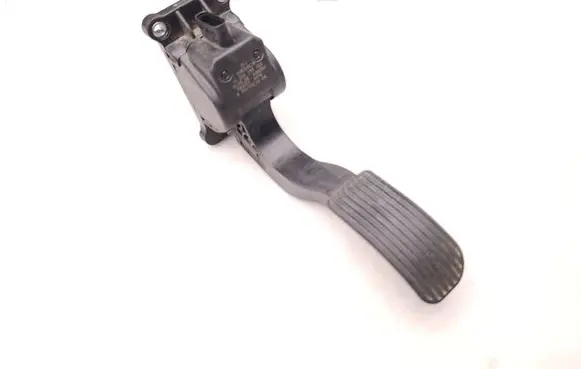 Accelerator throttle pedal