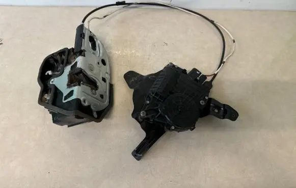 BMW 5 GT F07 Rear door soft close latching motor 7149447 4131310200