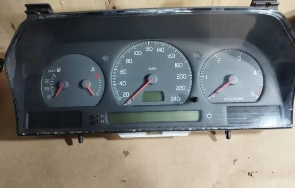 Volvo S70 V70 V70 XC Speedometer (instrument cluster) 9472523 69294240T