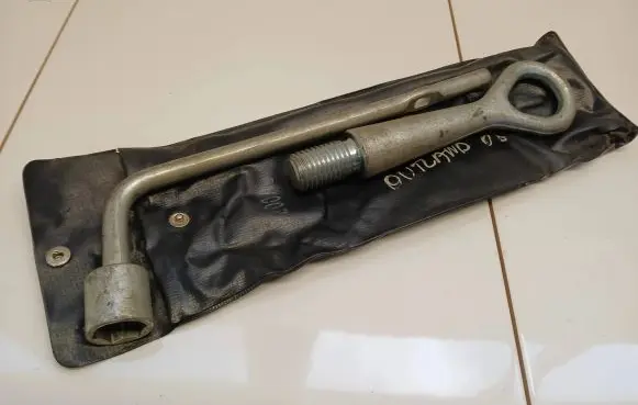 Mitsubishi Outlander Tool set 