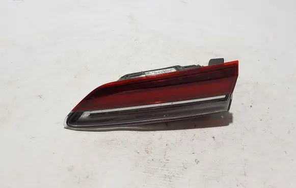 Tailgate rear/tail lights