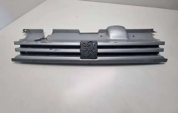 Peugeot 405 Front bumper upper radiator grill 22626 9602133680