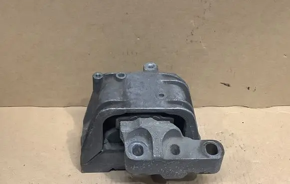 Volkswagen PASSAT B6 Engine mount bracket