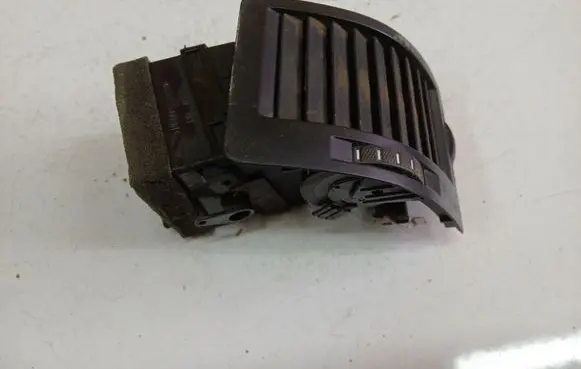 Skoda Octavia Mk2 (1Z) Dash center air vent grill 1Z0819702