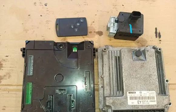 Renault Latitude (L70) Engine ECU kit and lock set 0281017614 284B12127R