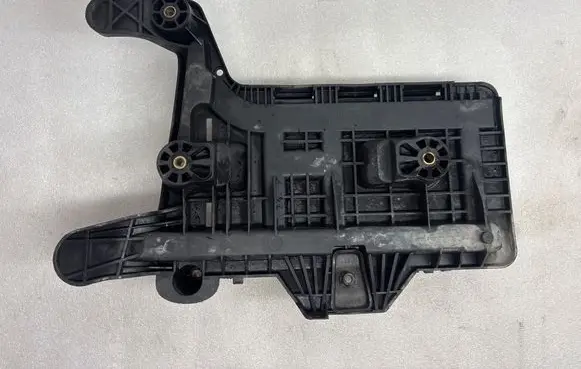 Volkswagen PASSAT B6 Battery box tray 1K0915333C