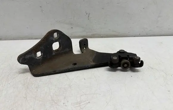 Renault Kangoo II Sliding door lower roller guide/hinge 4977637