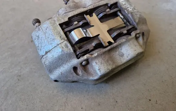 Toyota Hilux (AN10, AN20, AN30) Front brake caliper