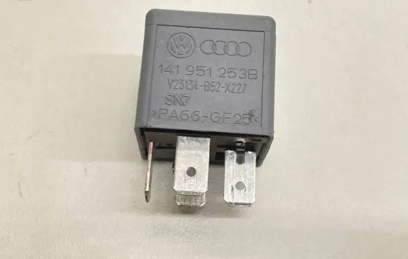 Volkswagen Tiguan Other relay 141951253B