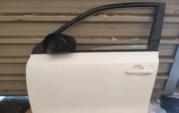 Suzuki Vitara (LY) Front door 26U