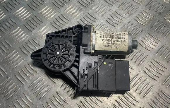 Volkswagen PASSAT B5 Rear door window regulator motor 3B9839752AD 119885205