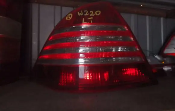 Mercedes-Benz S W220 Tail light part 