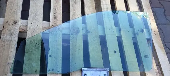 Volvo S40, V40 Front door window glass four-door