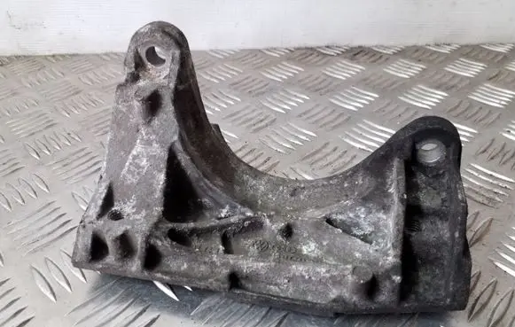 Audi A6 S6 C4 4A Engine mounting bracket 4A0199354