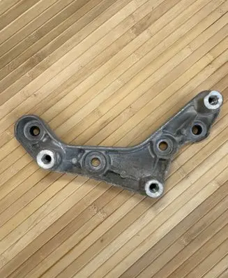 Mercedes-Benz C W204 Engine mounting bracket A2720140295 2720140295