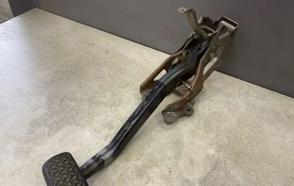 Toyota Prius (XW20) Brake pedal 