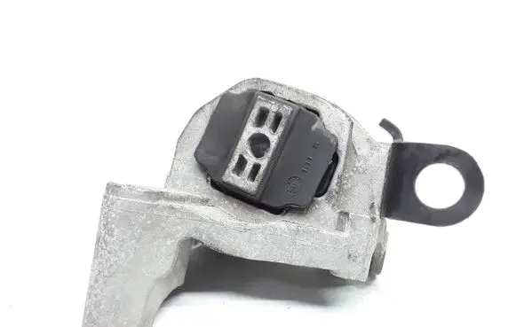 Volvo XC90 Engine mount bracket