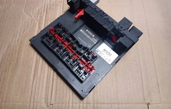 Volkswagen Caddy Fuse module H32S0401 1K0937049P F005V00494