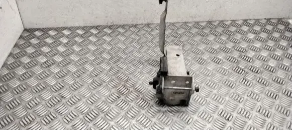 Radiator mount bracket