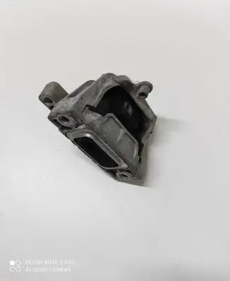 Volkswagen PASSAT CC Engine mount bracket HM345M10