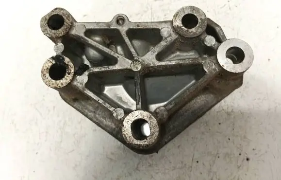 Volvo S40, V40 Engine mounting bracket 8642201
