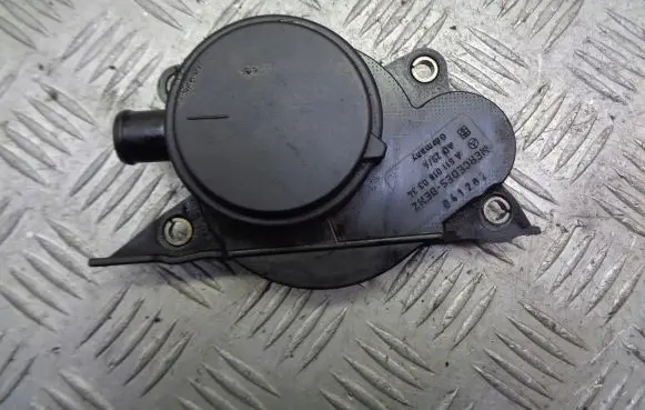 Mercedes-Benz C W203 Oil breather separator A6110160334