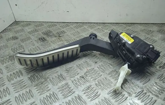 Volkswagen Touareg II Accelerator throttle pedal 7L0723507E