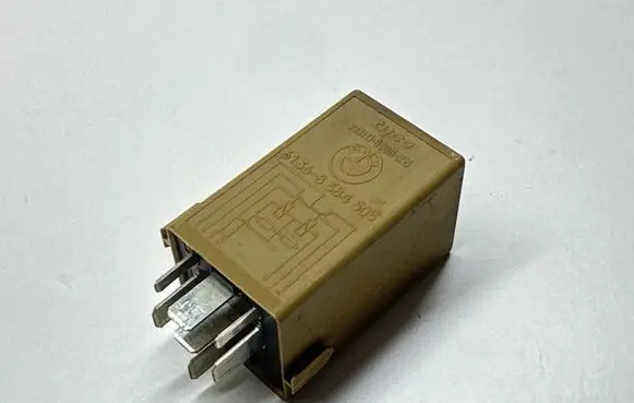 BMW 3 E46 Window wiper relay 8384505